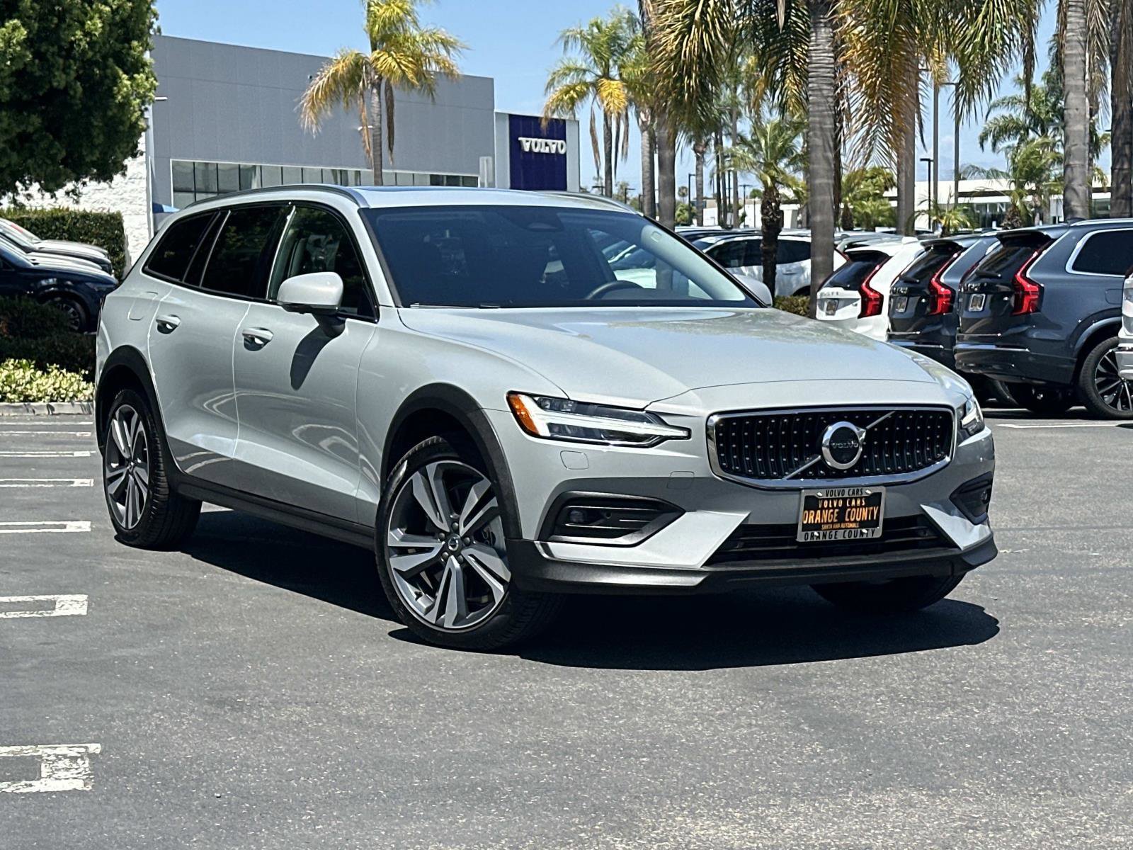 Used 2025 Volvo V60 B5 Cross Country Plus AWD/4WD image 1