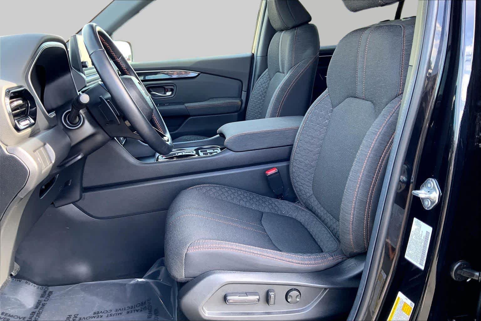Used 2025 Honda Pilot Sport image 7