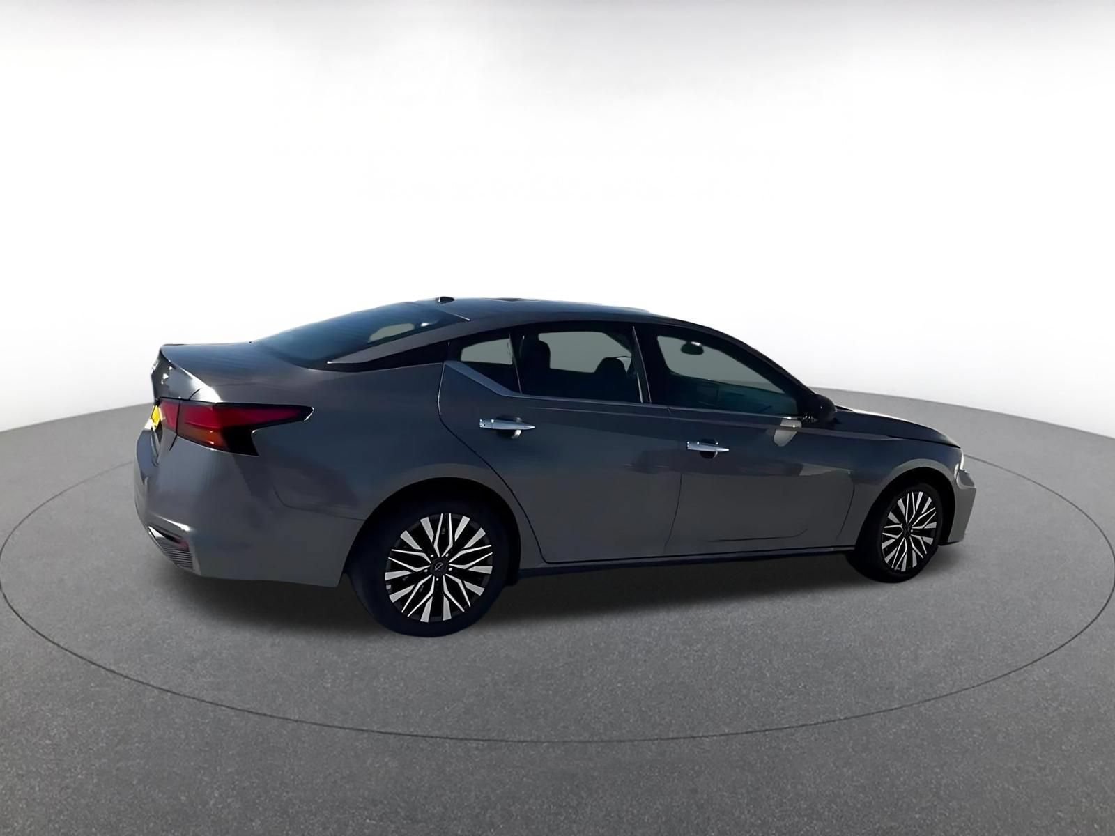 Used 2025 Nissan Altima 2.5 SV FWD image 13