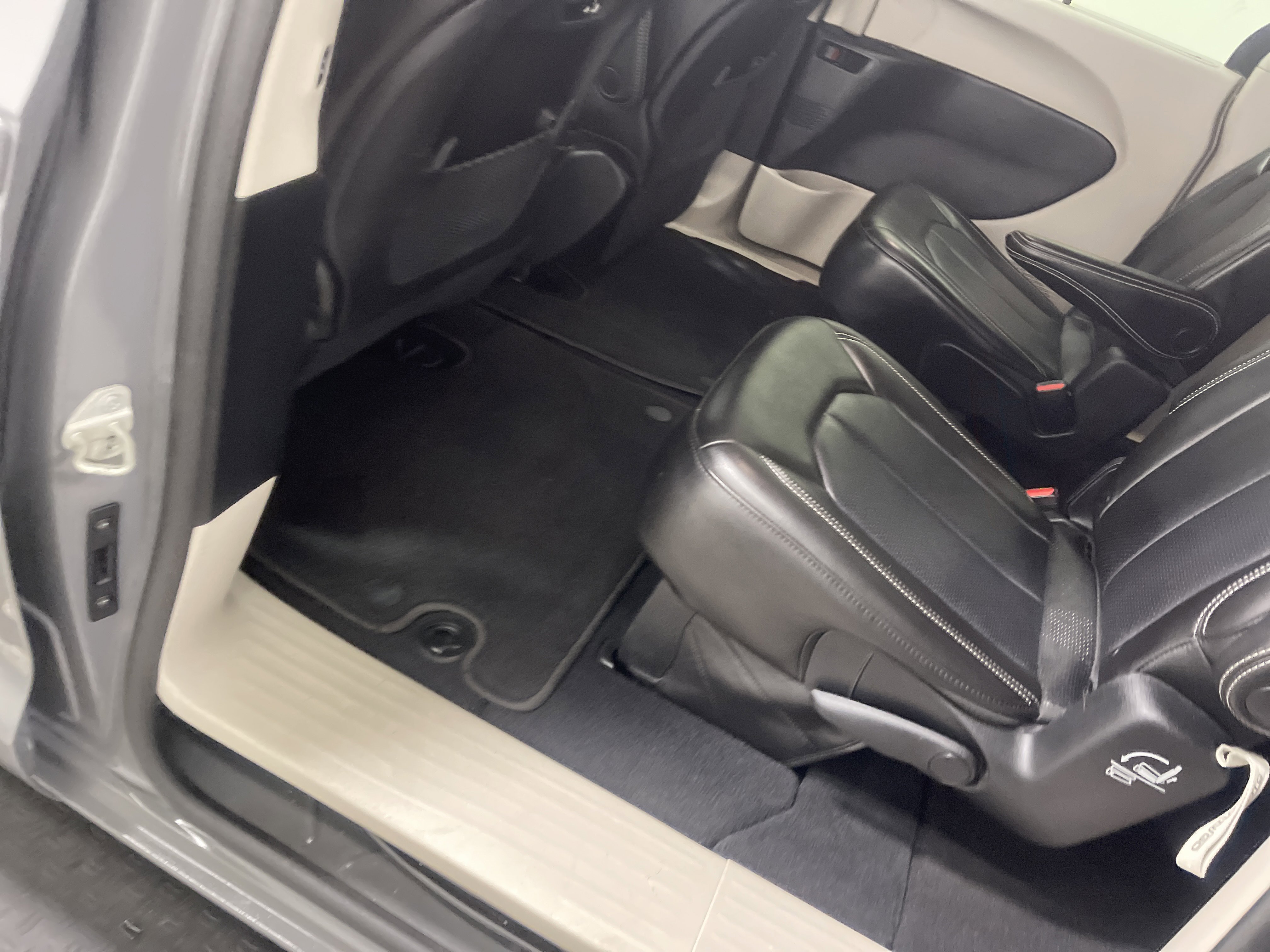 Used 2023 Chrysler Pacifica Touring-L image 15