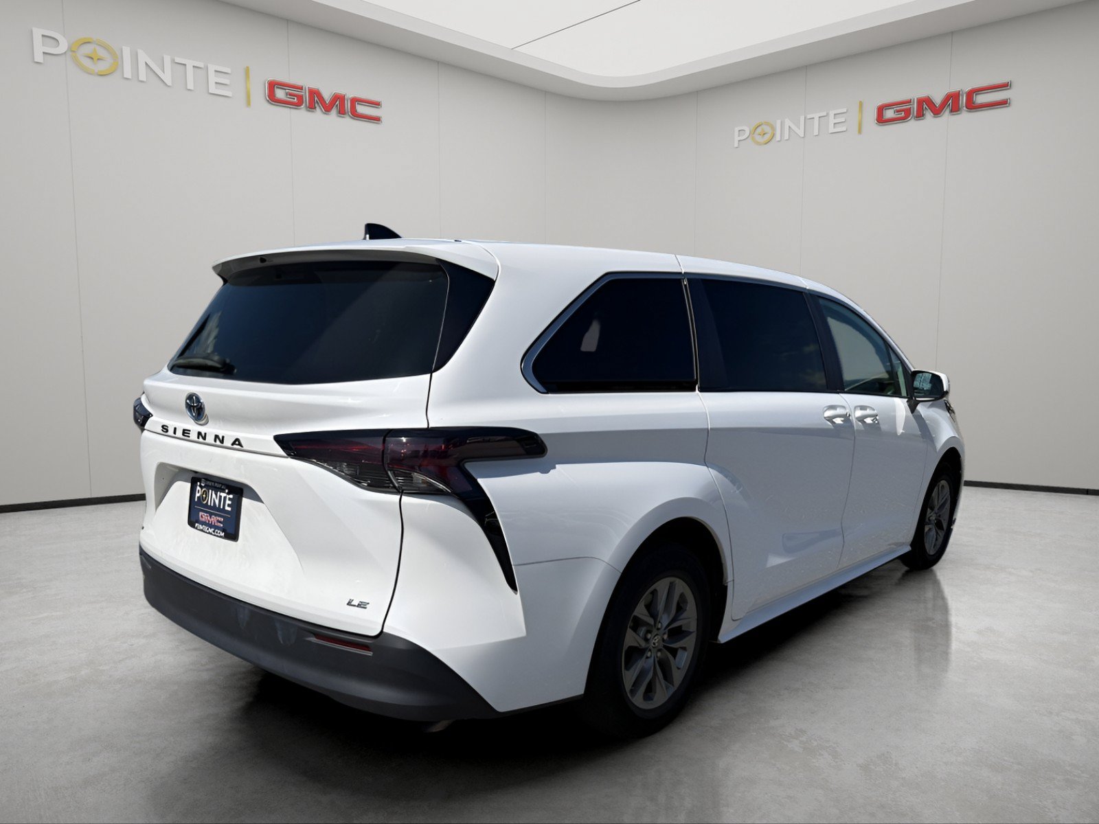 Used 2025 Toyota Sienna LE FWD image 3