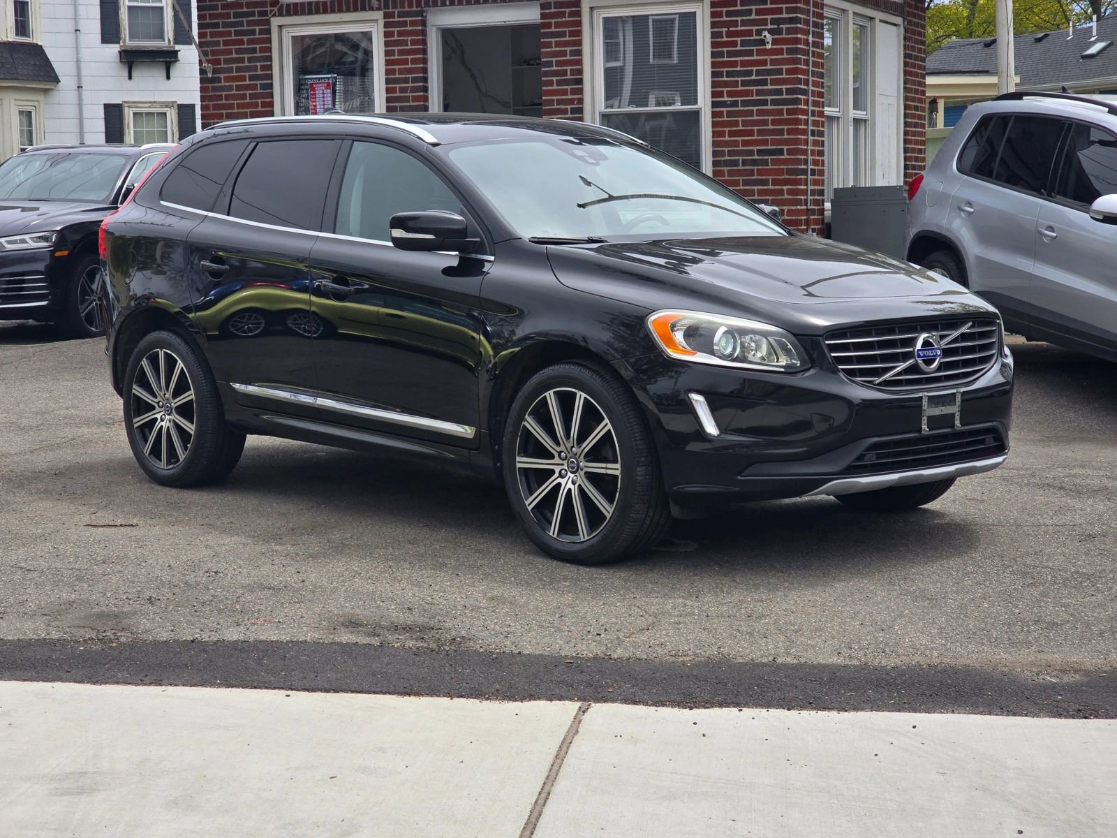 Used 2017 Volvo XC60 T6 Inscription w/ Preferred Option Package AWD/4WD image 1