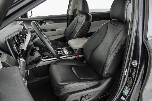 Used 2023 Kia Carnival LX FWD image 31