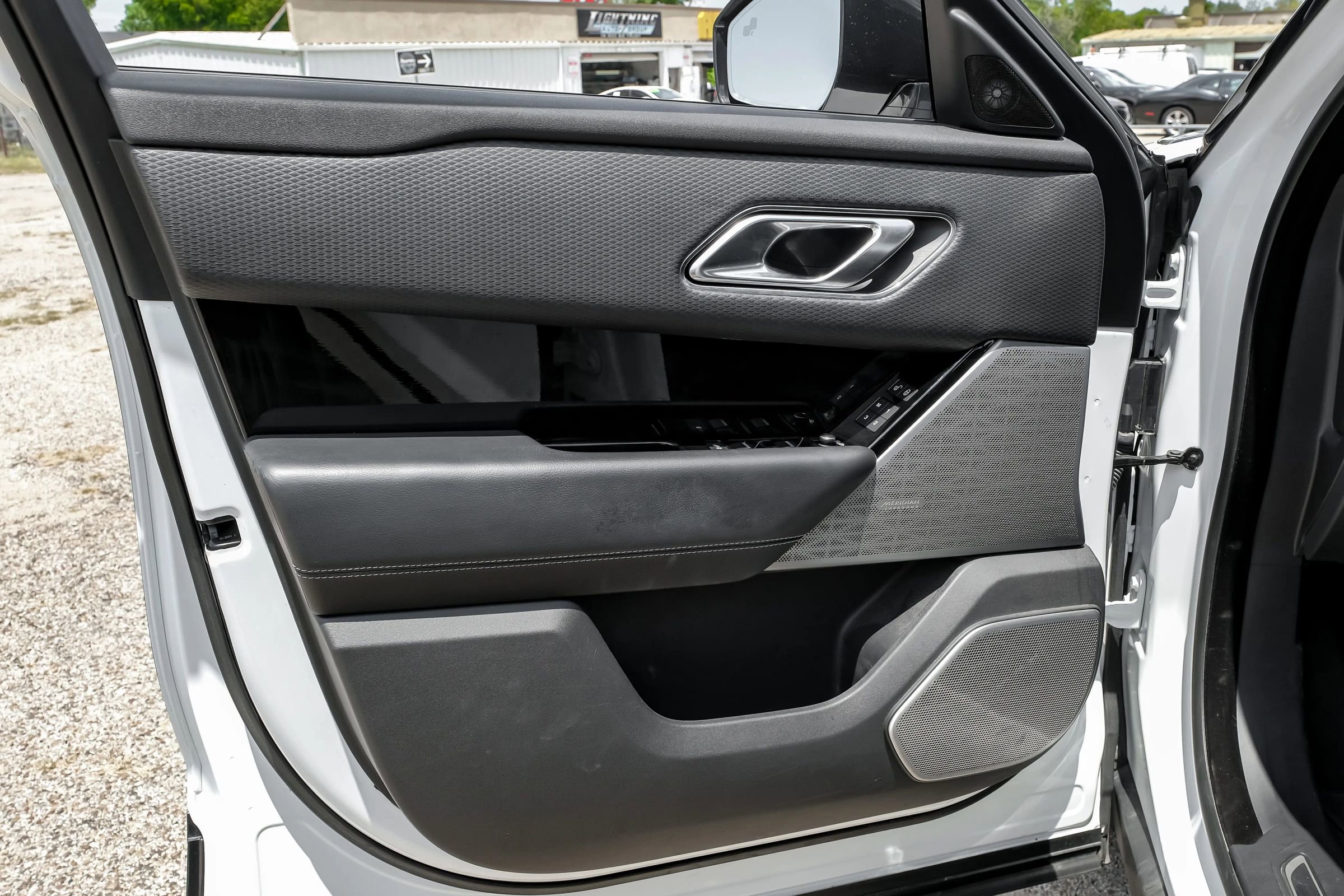 Used 2018 Land Rover Range Rover Velar R-Dynamic SE image 36