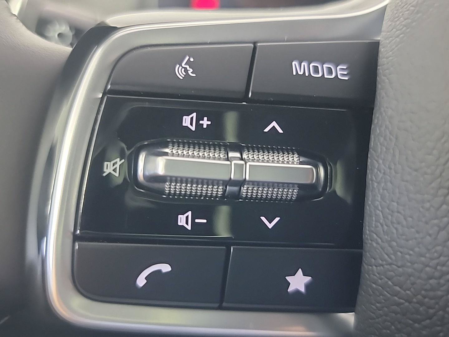 Certified 2026 Kia Carnival EX FWD image 28