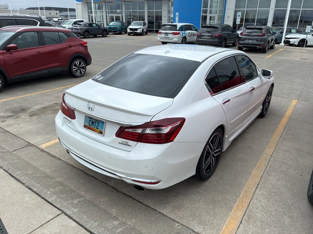 Used 2017 Honda Accord Touring image 2