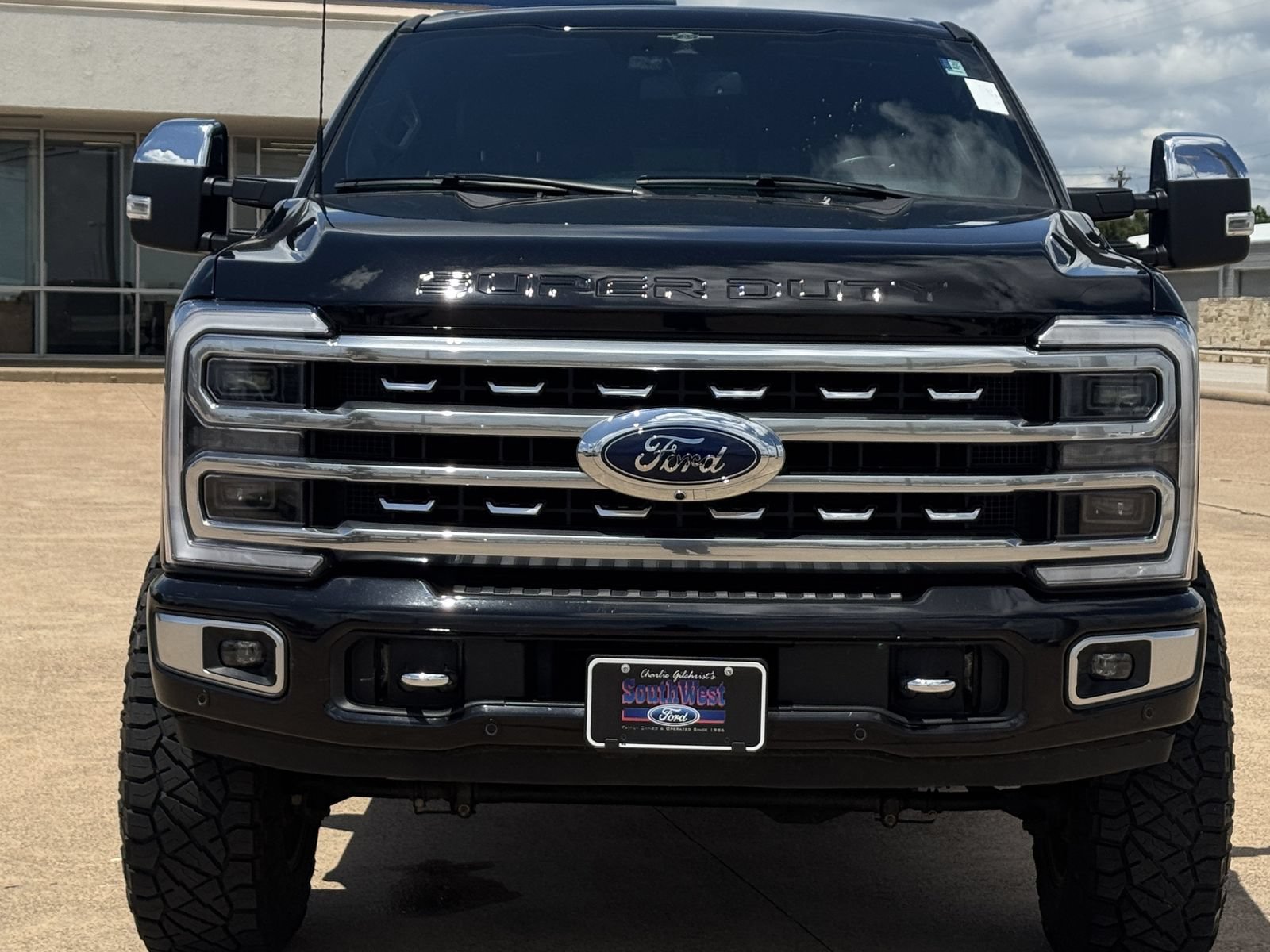 Used 2023 Ford F250 Platinum w/ FX4 Off-Road Package AWD/4WD image 9