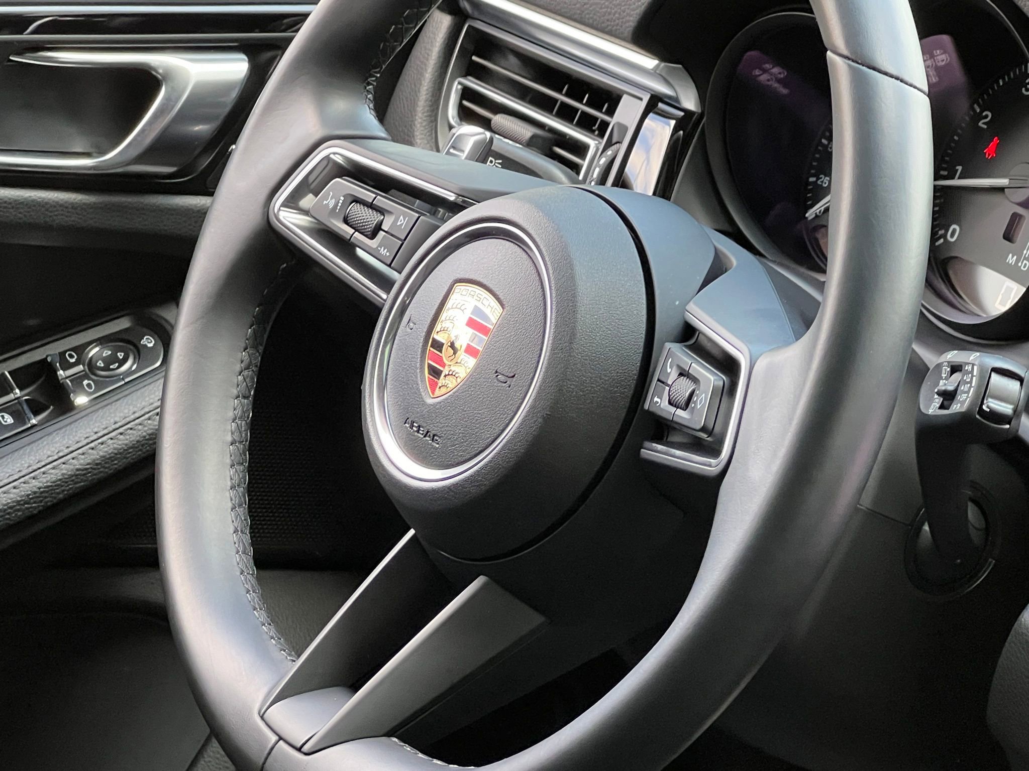 Used 2024 Porsche Macan AWD/4WD image 35