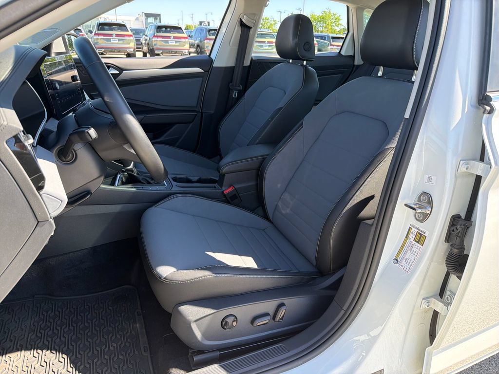 Used 2025 Volkswagen Jetta SE FWD image 7