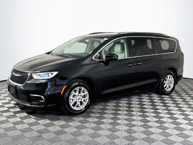 Used 2021 Chrysler Pacifica Touring-L FWD image 4