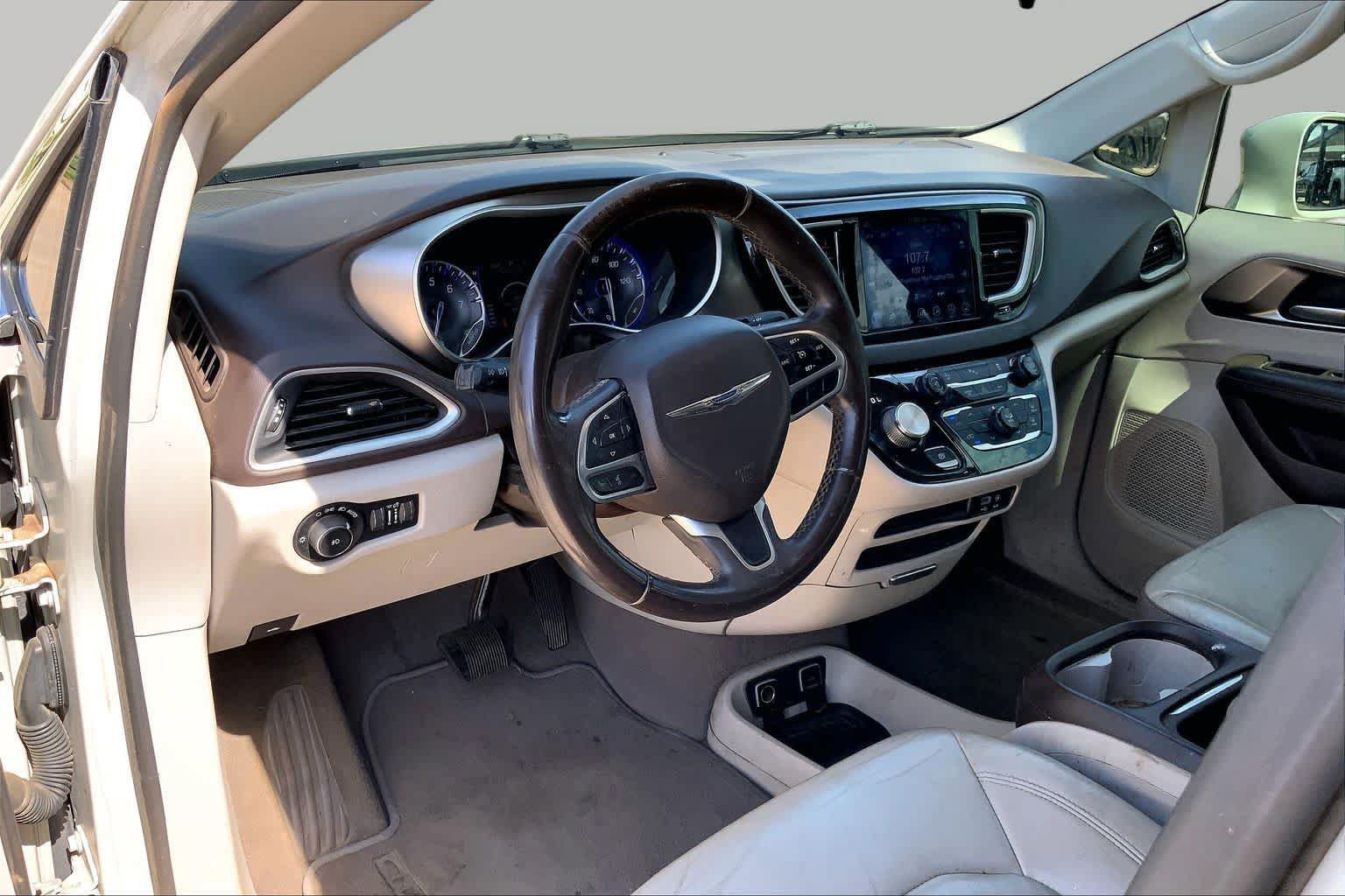 Used 2017 Chrysler Pacifica Touring-L FWD image 15