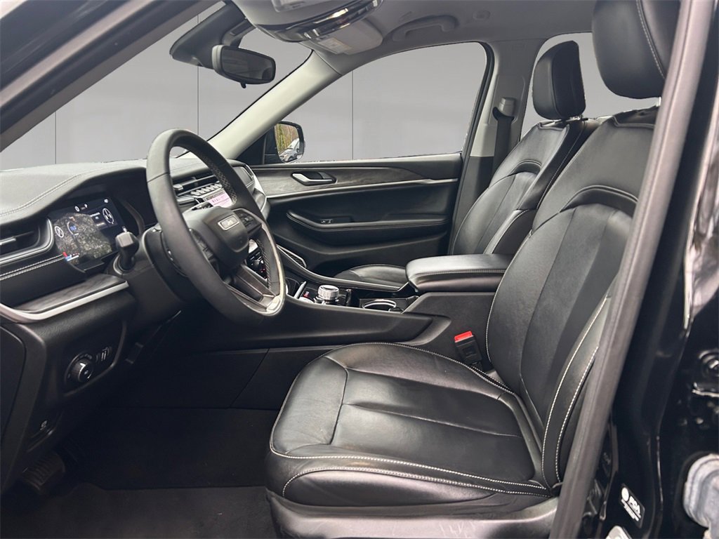 Used 2023 Jeep Grand Cherokee Limited w/ Black Appearance Package image 10