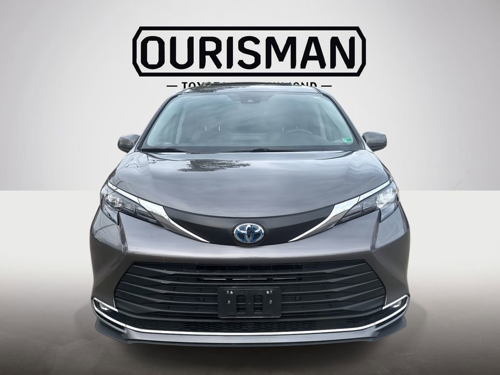Used 2024 Toyota Sienna XLE image 2