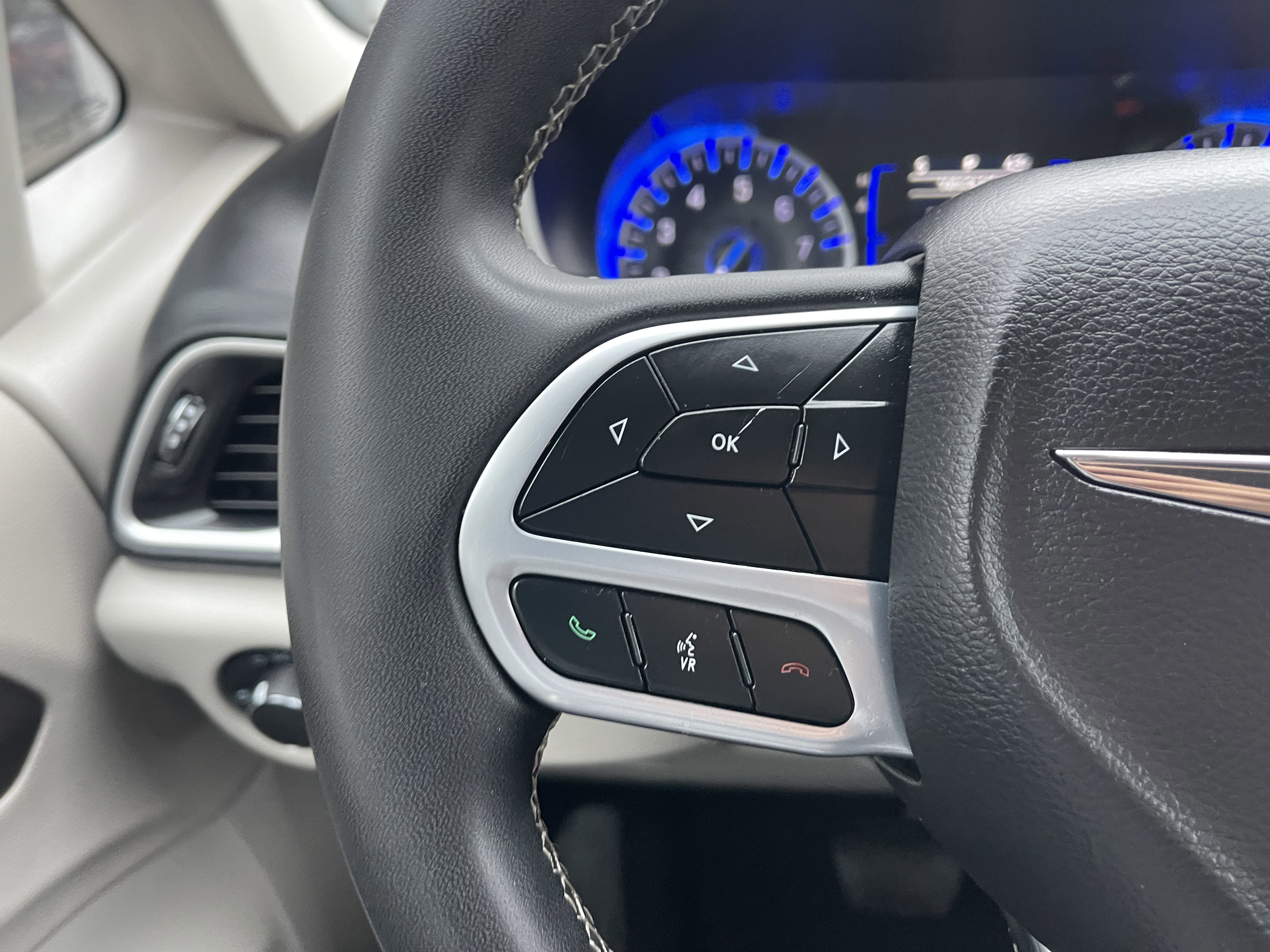 Used 2023 Chrysler Voyager LX image 29