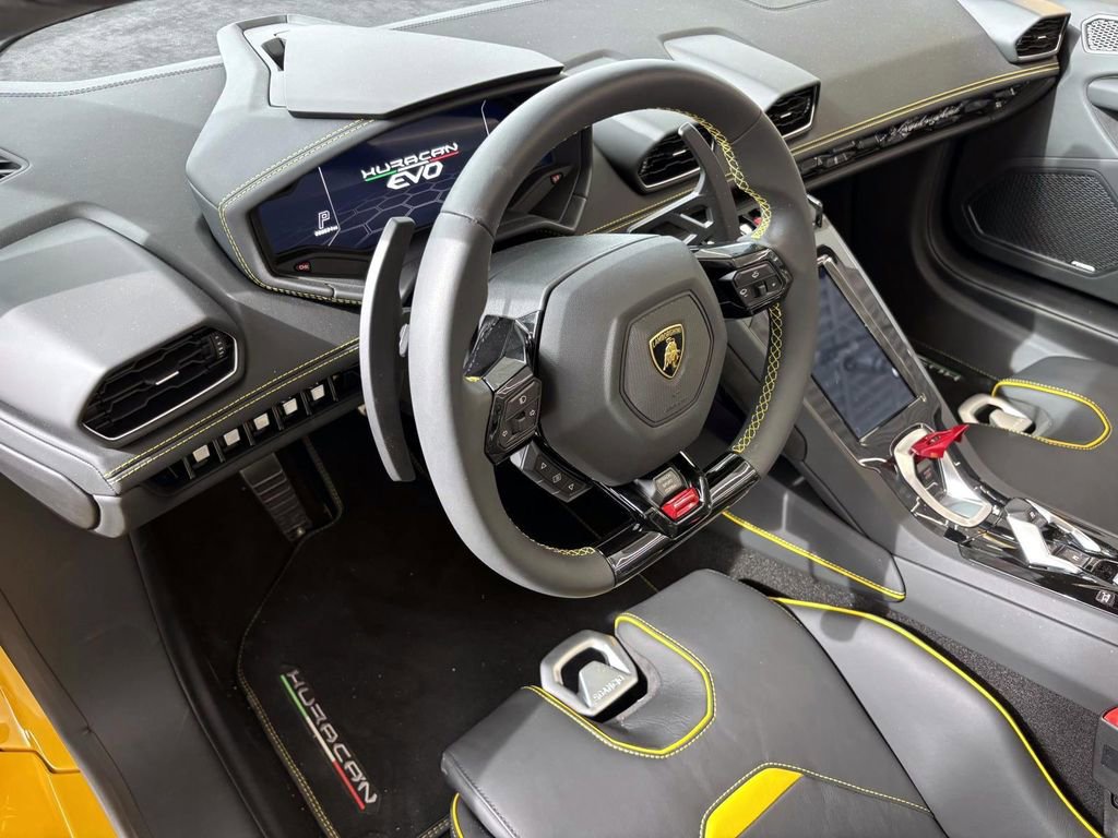 Used 2024 Lamborghini Huracan EVO image 32