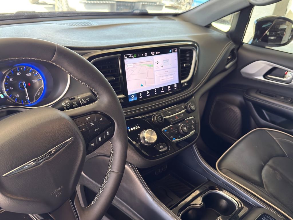 Used 2025 Chrysler Pacifica Limited image 13