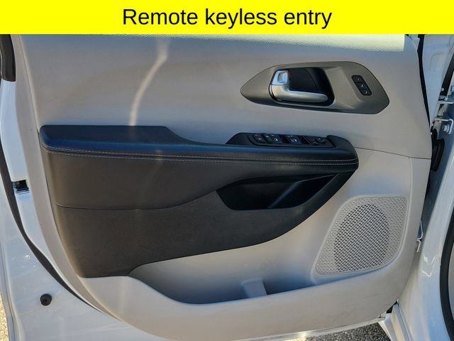 Certified 2024 Chrysler Pacifica Touring-L FWD image 21