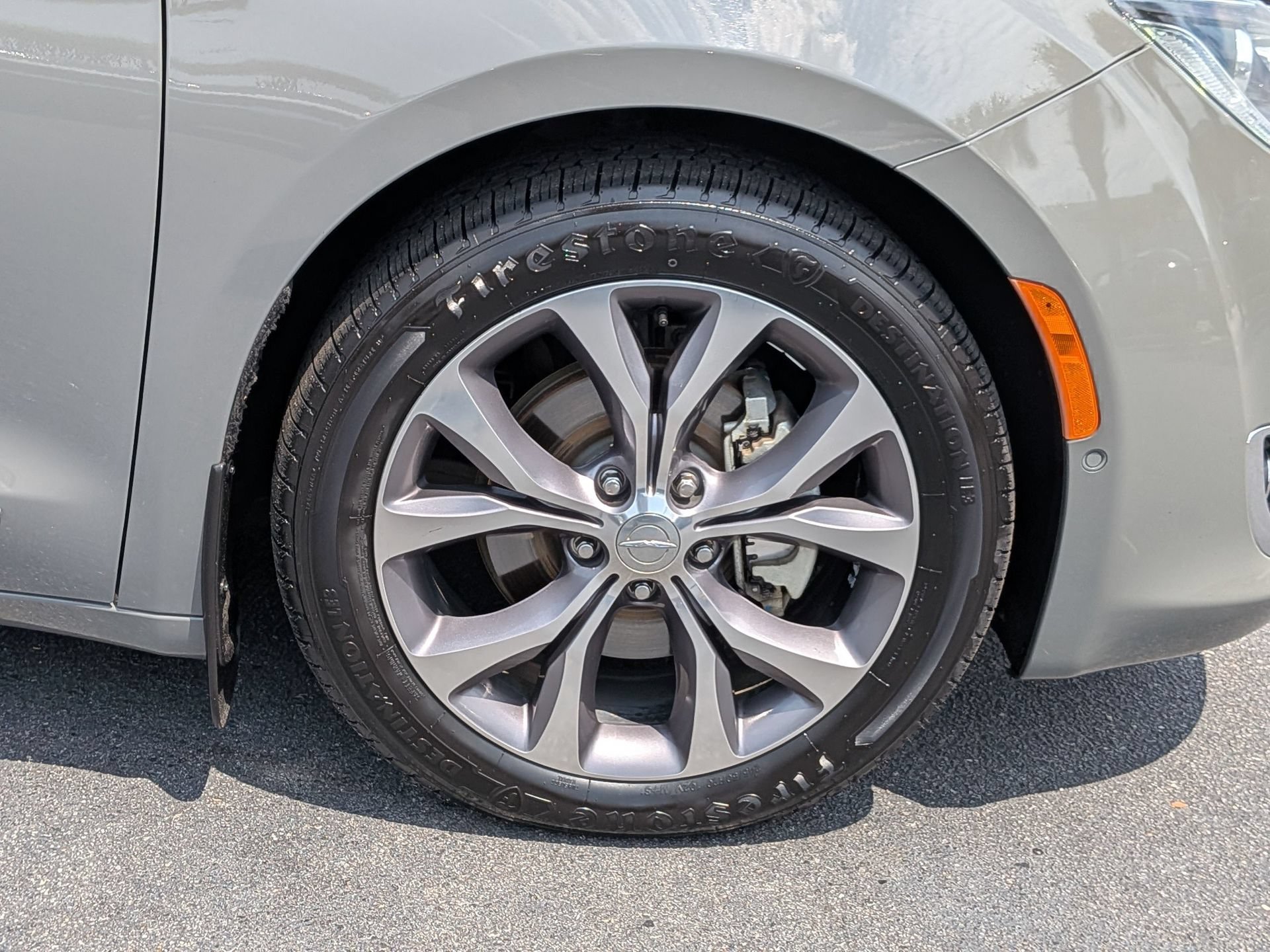 Used 2020 Chrysler Pacifica Limited w/ Tire & Wheel Group FWD image 14