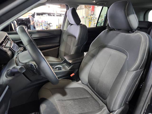 Used 2024 Jeep Grand Cherokee Laredo AWD/4WD image 8