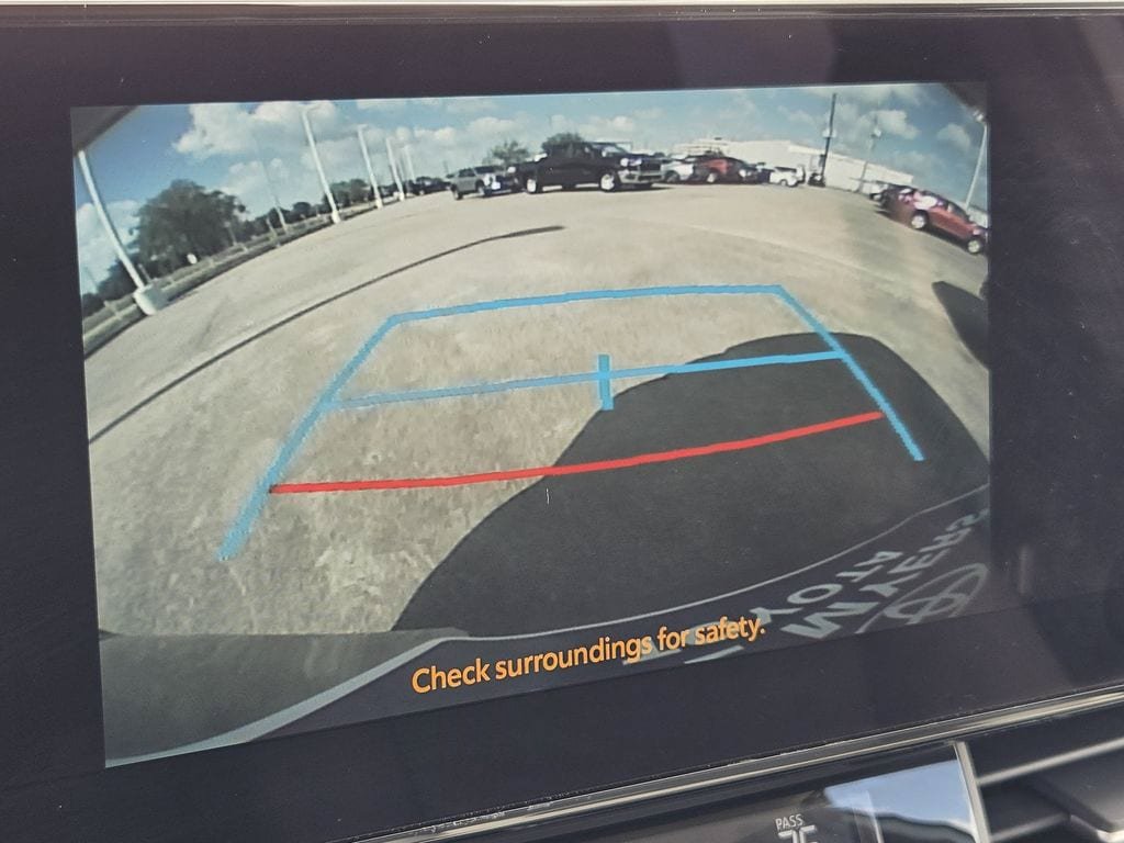 Used 2026 Toyota Sienna XLE FWD image 19