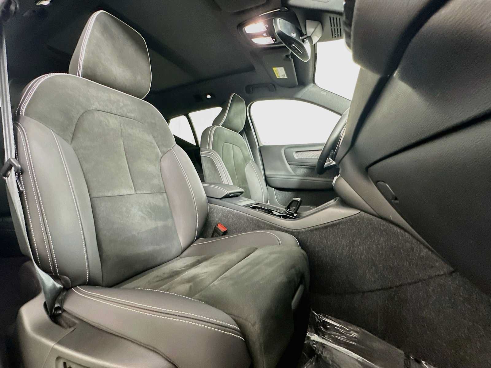 Used 2022 Volvo XC40 P8 Recharge Plus AWD/4WD image 27
