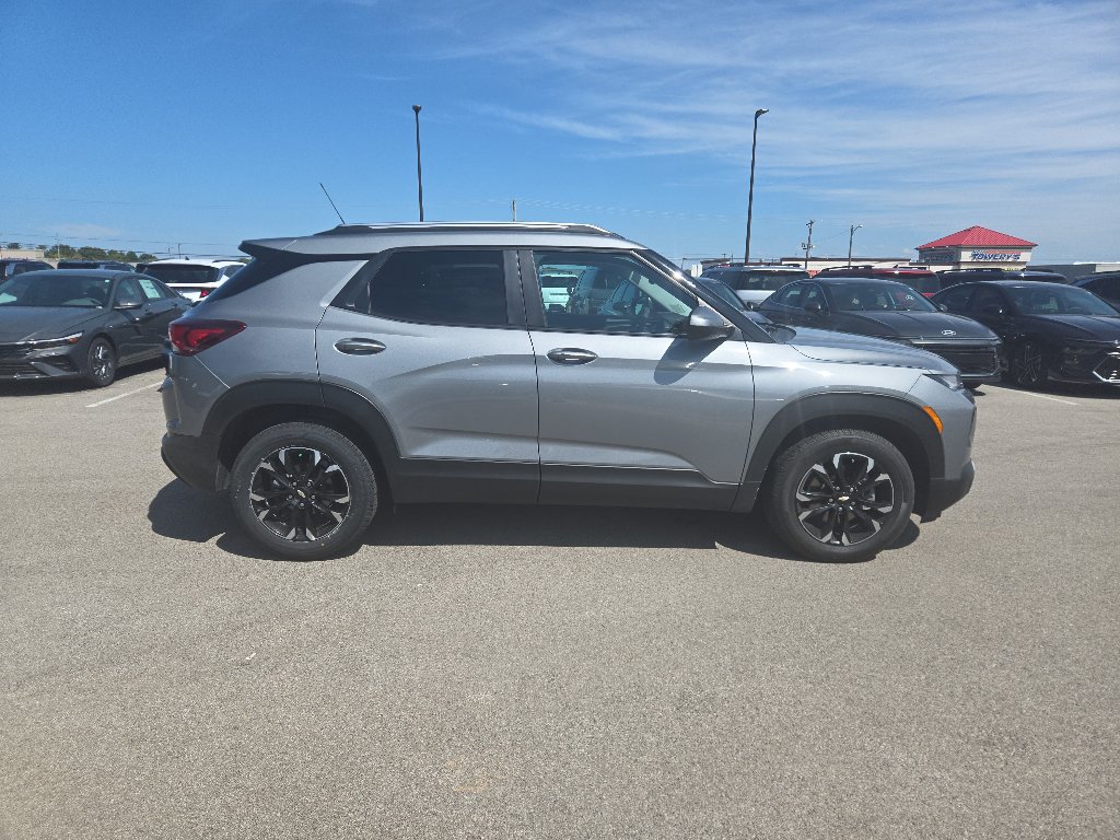 Used 2023 Chevrolet TrailBlazer LT w/ Convenience Package FWD image 2