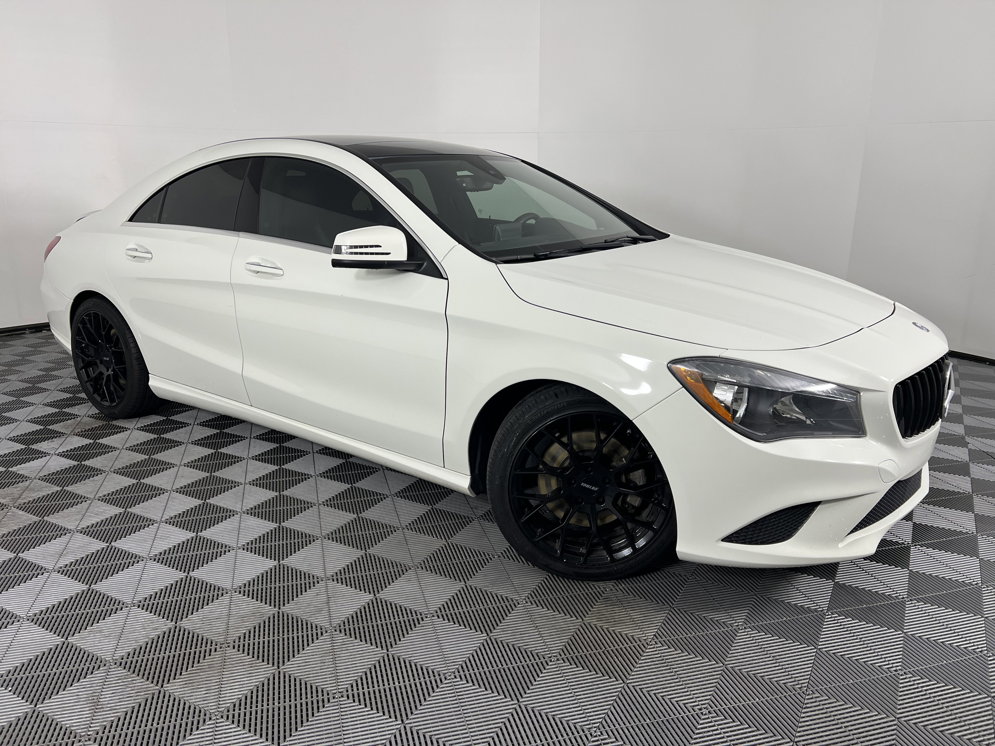 Used 2015 Mercedes-Benz CLA 250 4MATIC image 2