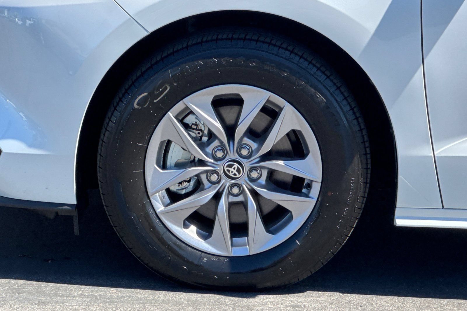 Used 2026 Toyota Sienna XLE FWD image 35