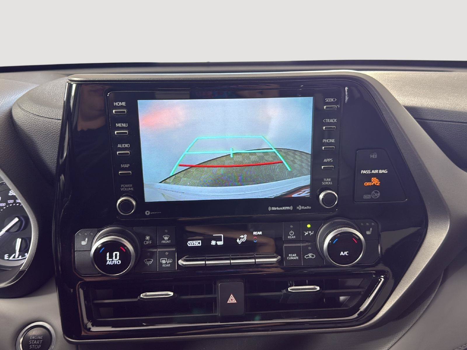 Used 2021 Toyota Highlander XLE AWD/4WD image 17