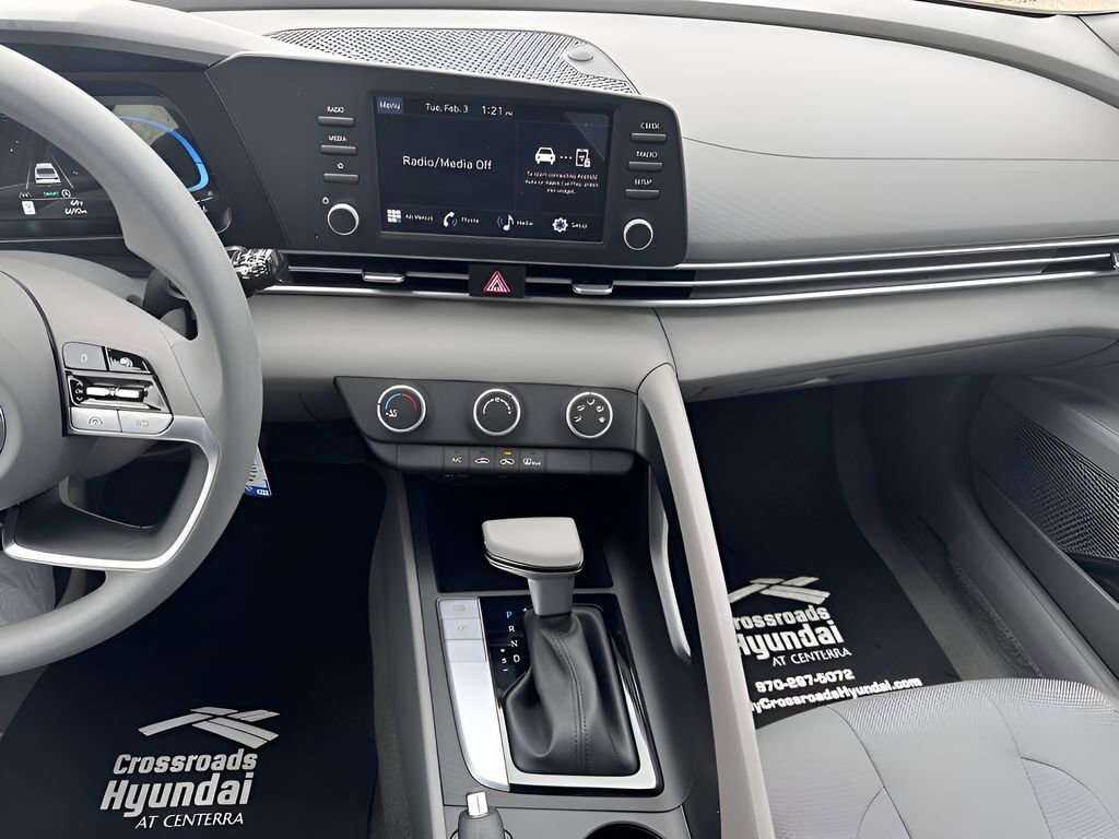 Used 2025 Hyundai Elantra SE FWD image 16