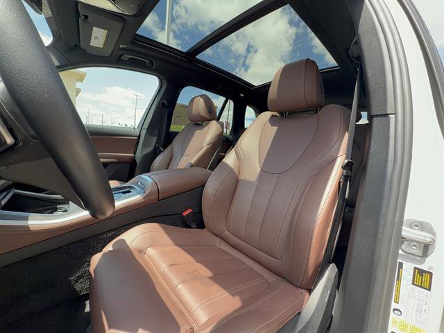 Used 2022 BMW X5 xDrive40i w/ Parking Assistance Package AWD/4WD image 10