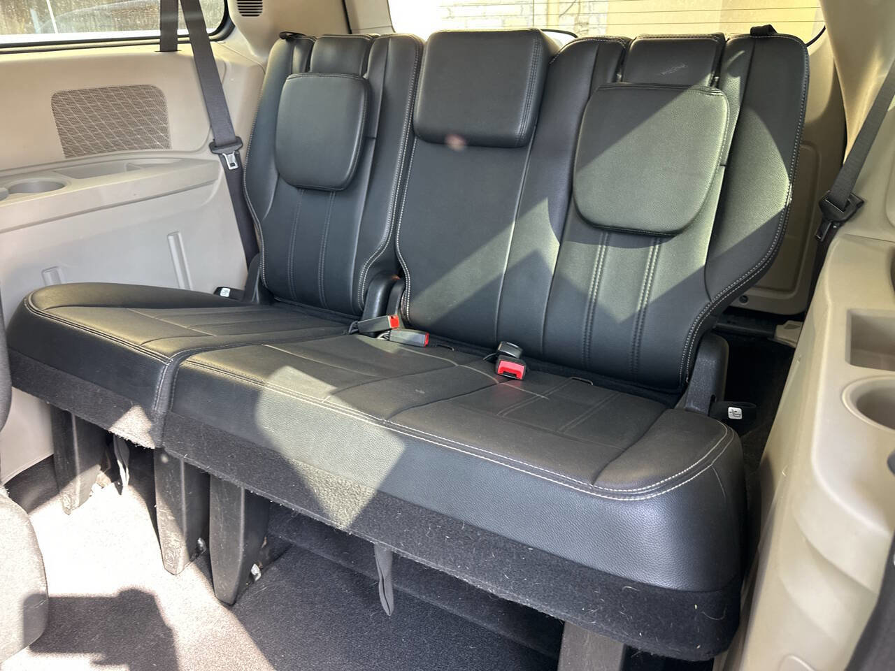 Used 2015 Chrysler Town & Country Touring FWD image 10