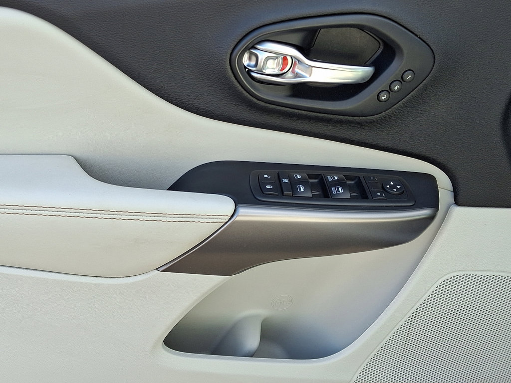 Used 2019 Jeep Cherokee Limited image 23