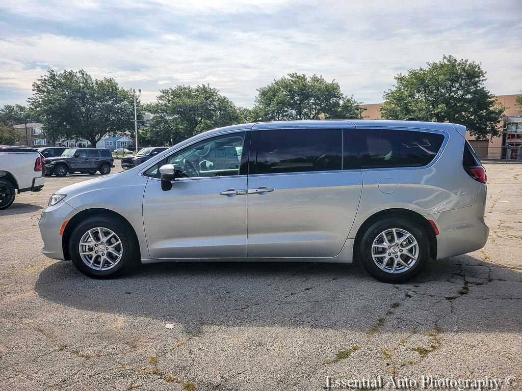 Certified 2023 Chrysler Pacifica Touring-L FWD image 10