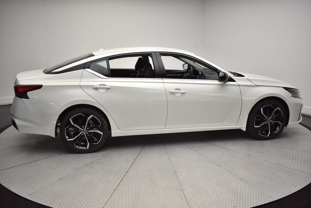Used 2025 Nissan Altima 2.5 SR FWD image 4