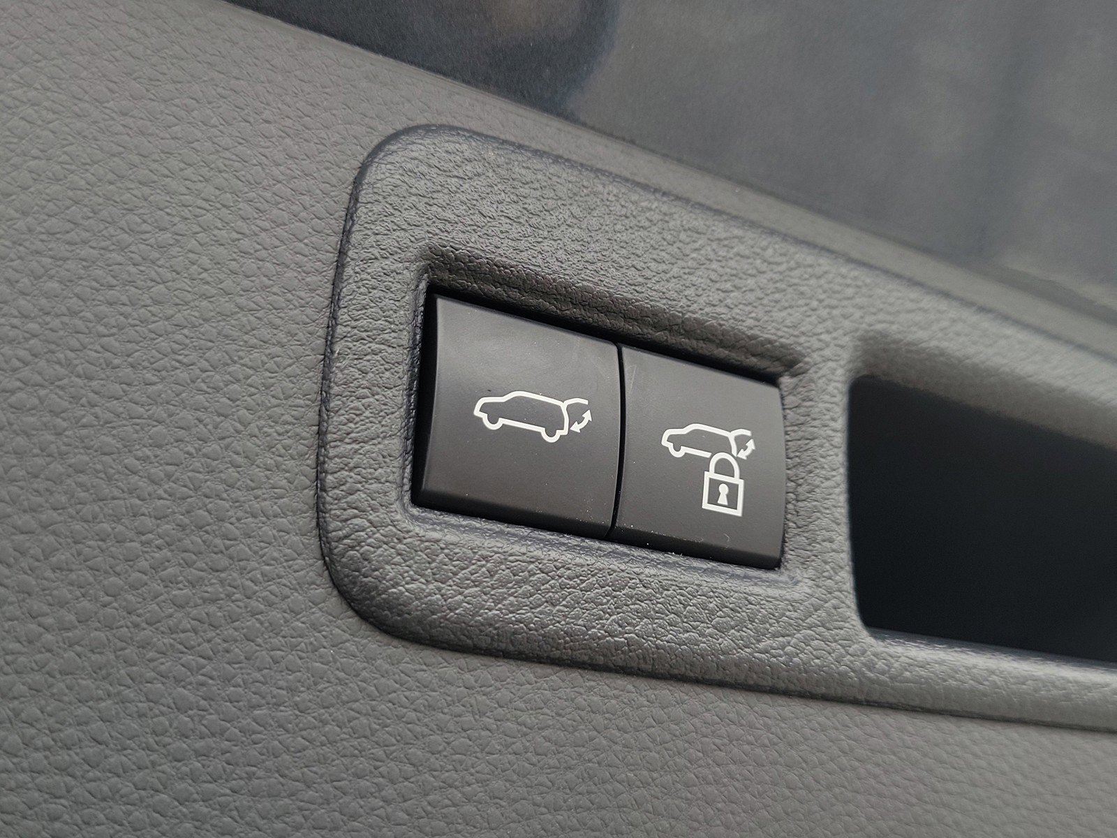 Used 2024 Toyota Venza LE AWD/4WD image 9