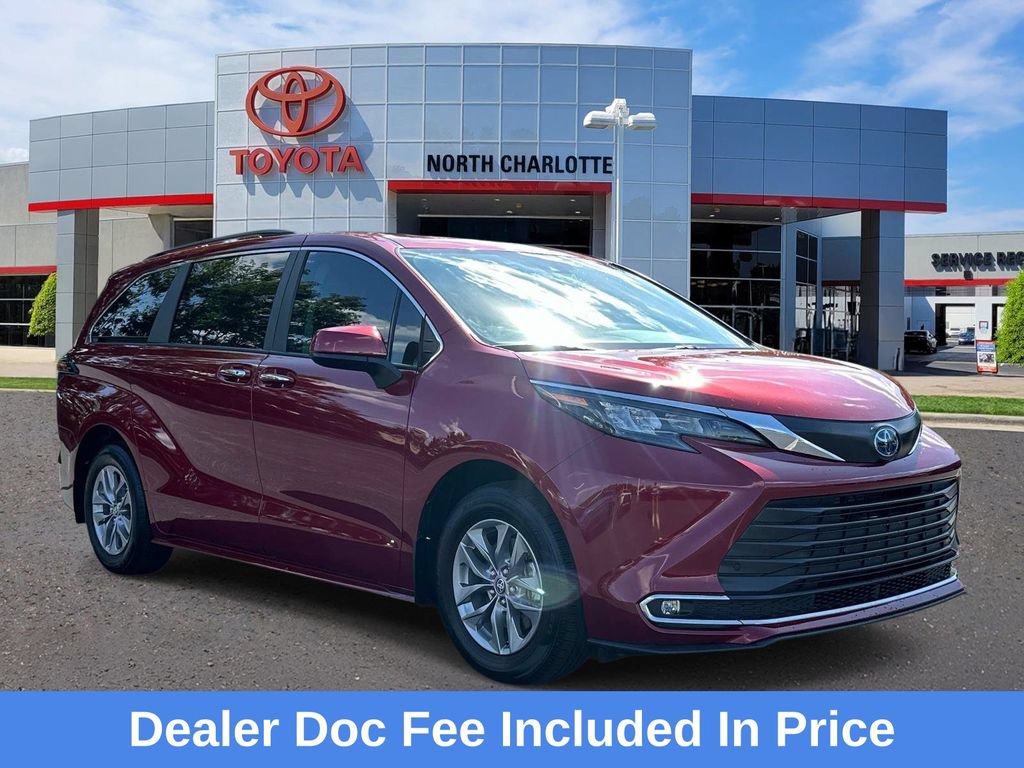 Used 2024 Toyota Sienna XLE FWD image 1