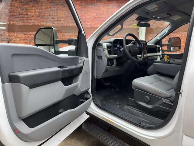 New 2025 Ford F550 4x4 Regular Cab Super Duty image 9