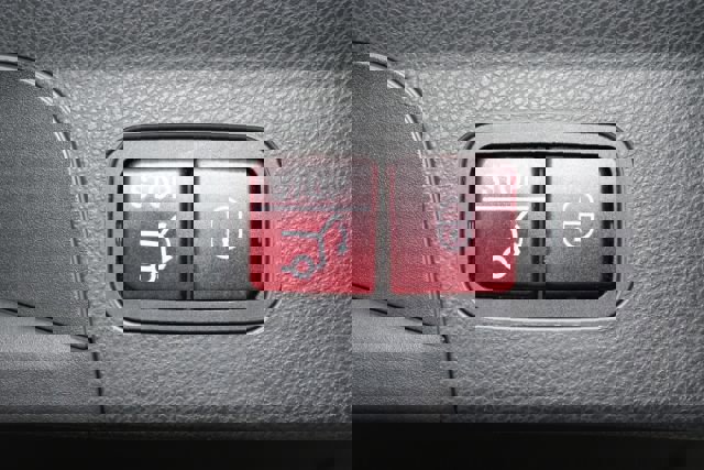 Used 2018 Mercedes-Benz GLC 300 4MATIC w/ AMG Line image 25