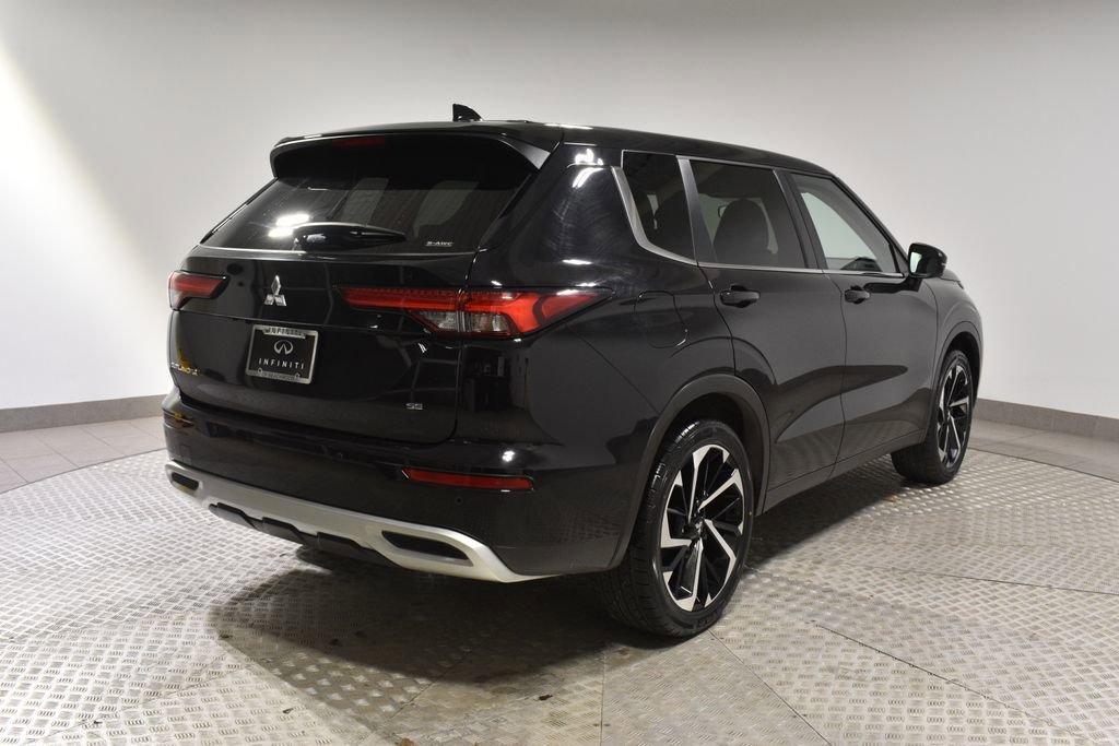 Used 2024 Mitsubishi Outlander SE Black Edition image 3