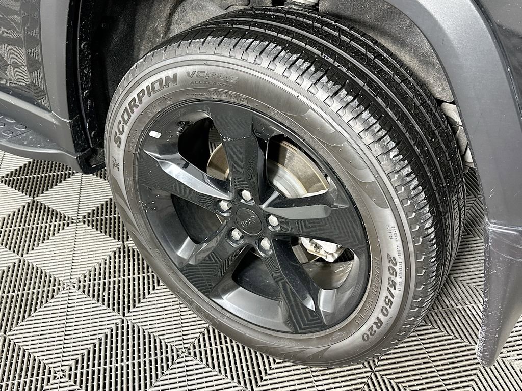 Certified 2025 Jeep Grand Cherokee Limited w/ Black Appearance Package image 39