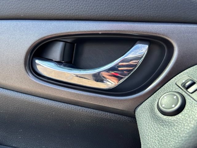 Used 2016 Nissan Rogue S AWD/4WD image 12