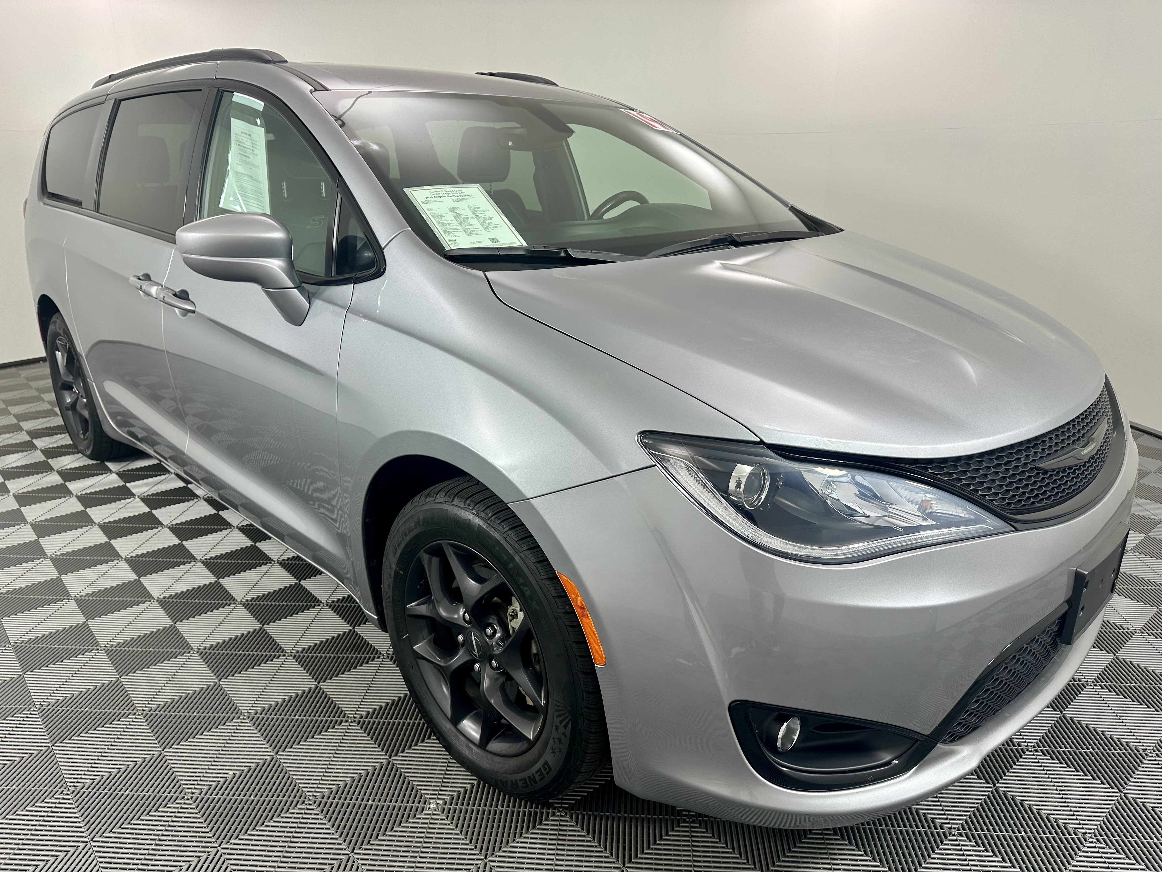 Used 2019 Chrysler Pacifica Touring-L w/ S Appearance Package FWD image 8