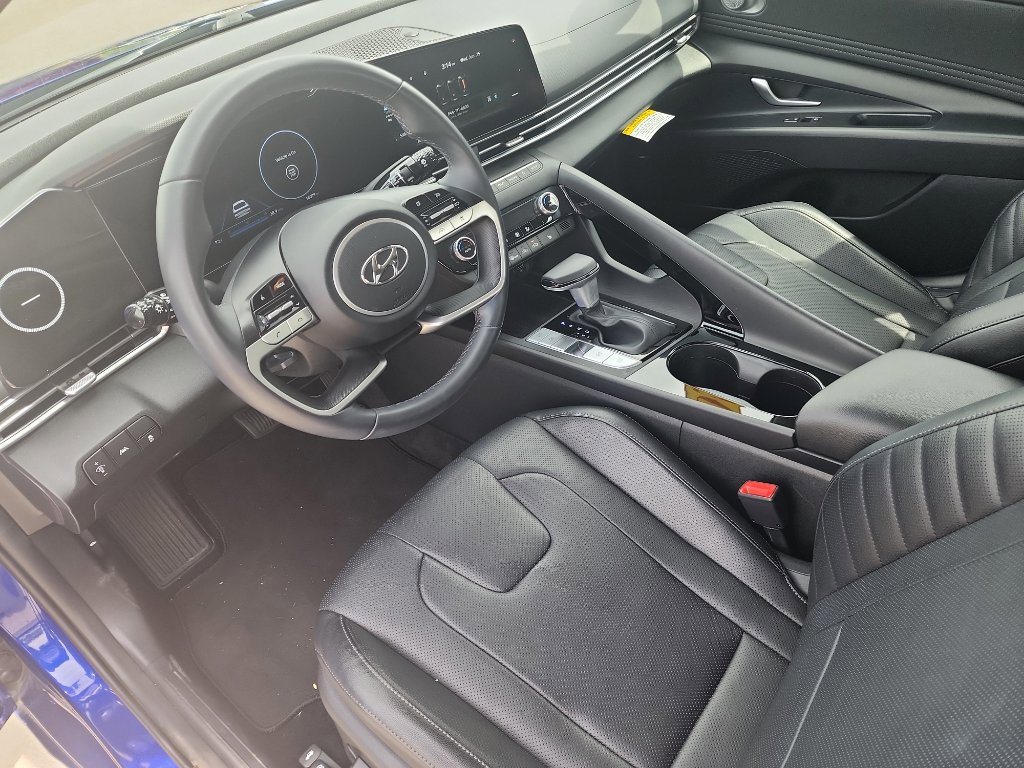 Used 2022 Hyundai Elantra Limited image 12