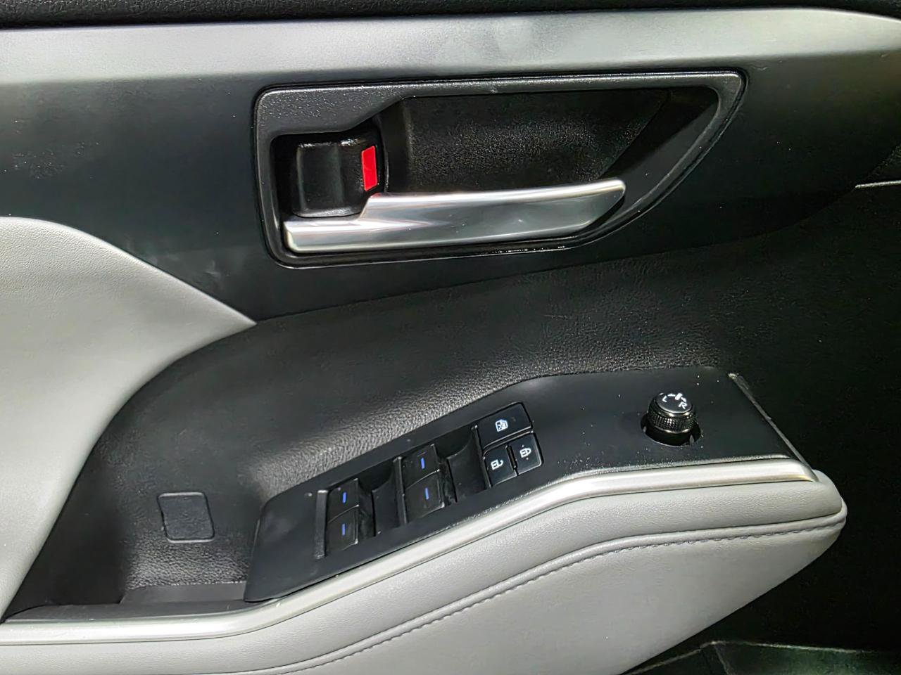 Used 2022 Toyota Highlander XLE AWD/4WD image 18