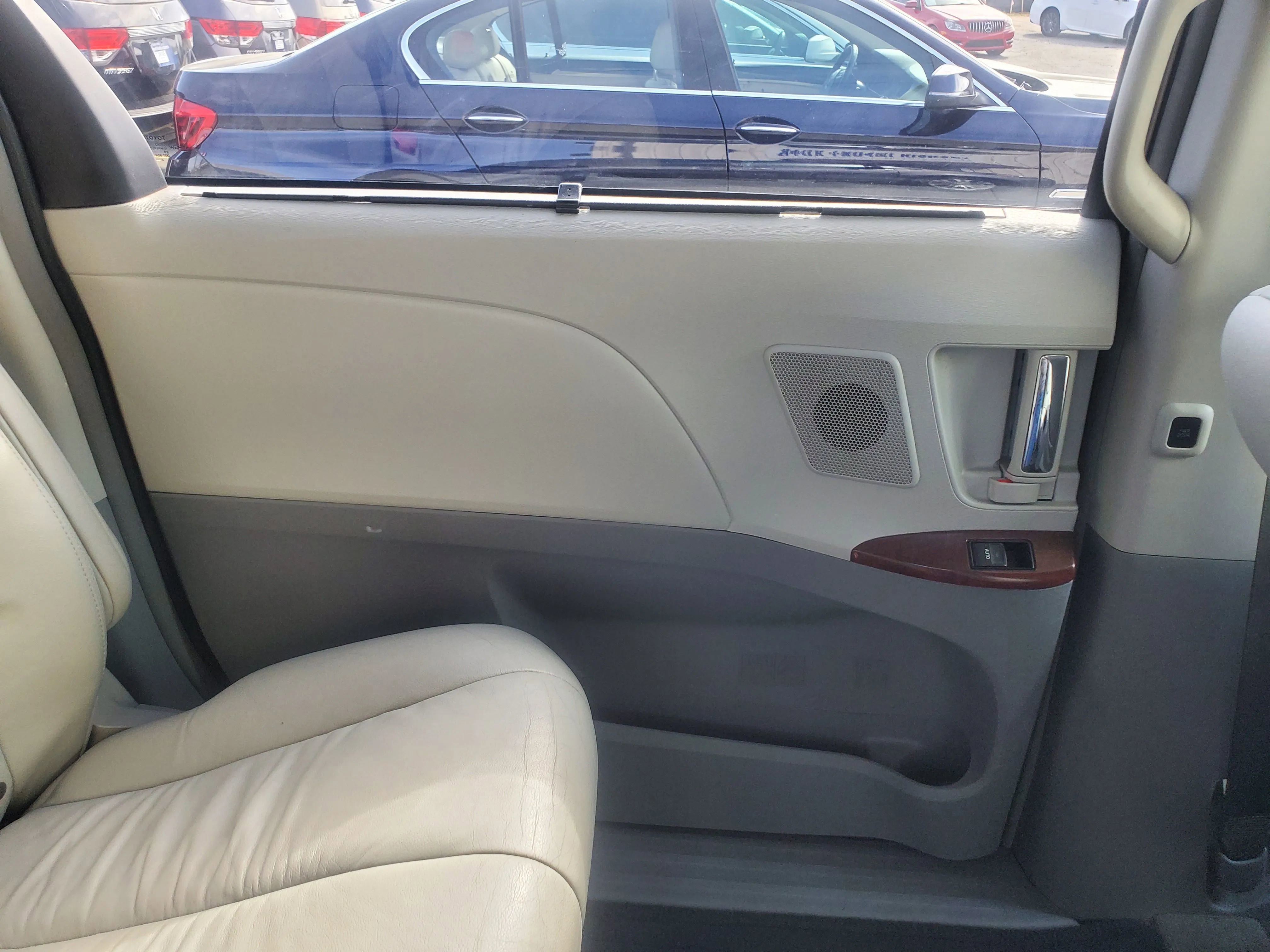 Used 2012 Toyota Sienna XLE w/ XLE Navigation Pkg FWD image 23