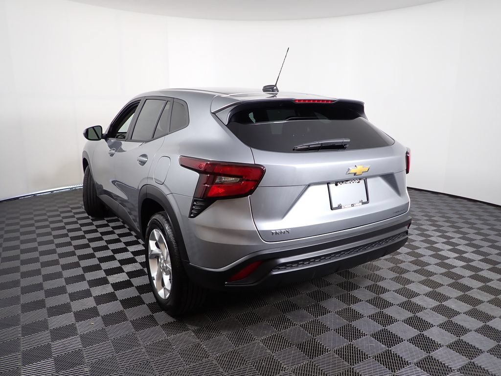 New 2026 Chevrolet Trax LS w/ LS Convenience Package FWD image 12