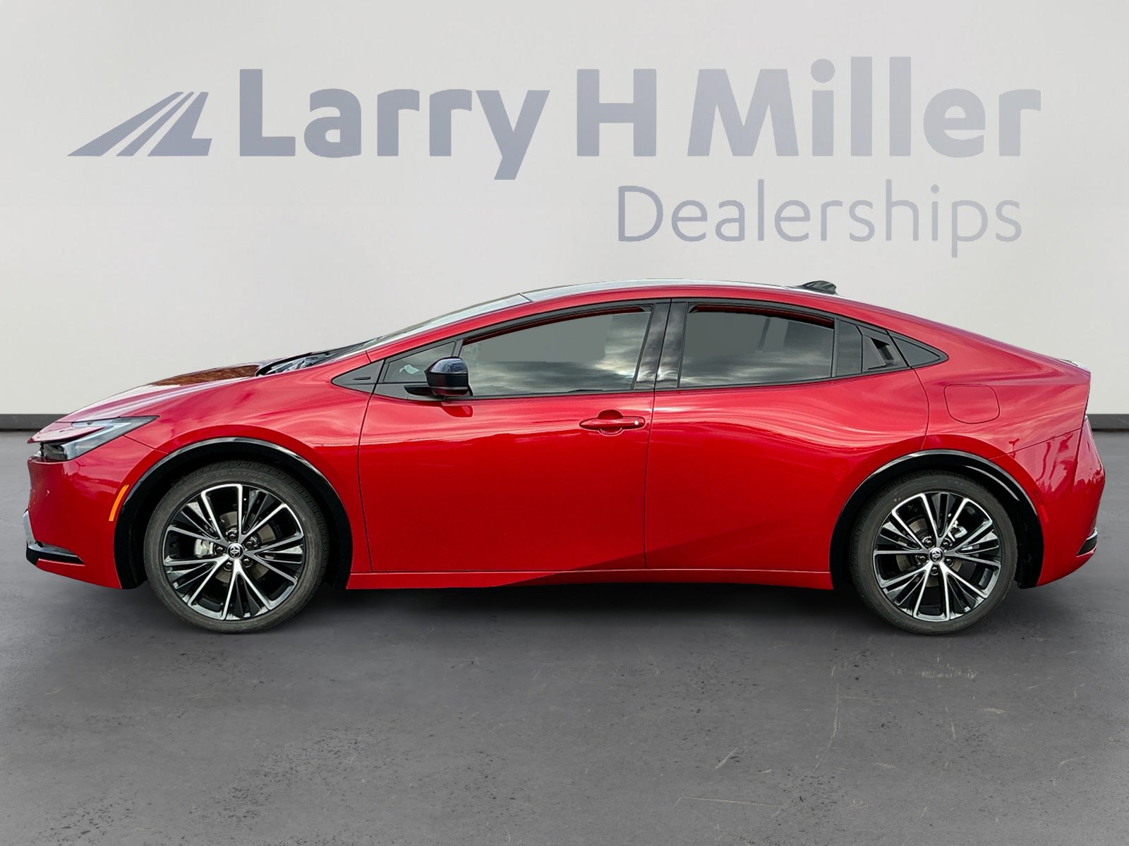 Used 2025 Toyota Prius XLE image 2