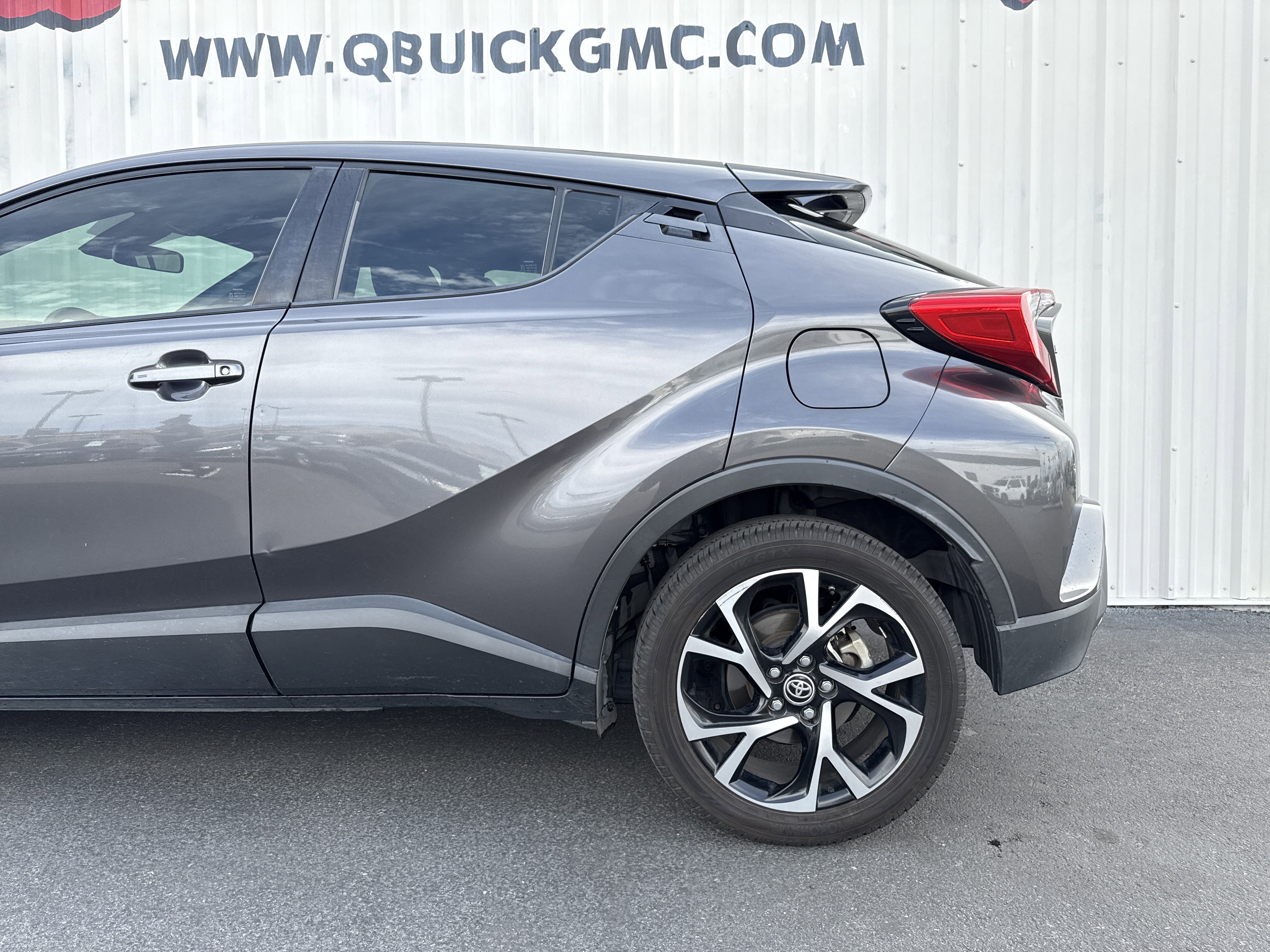 Used 2020 Toyota C-HR XLE image 2