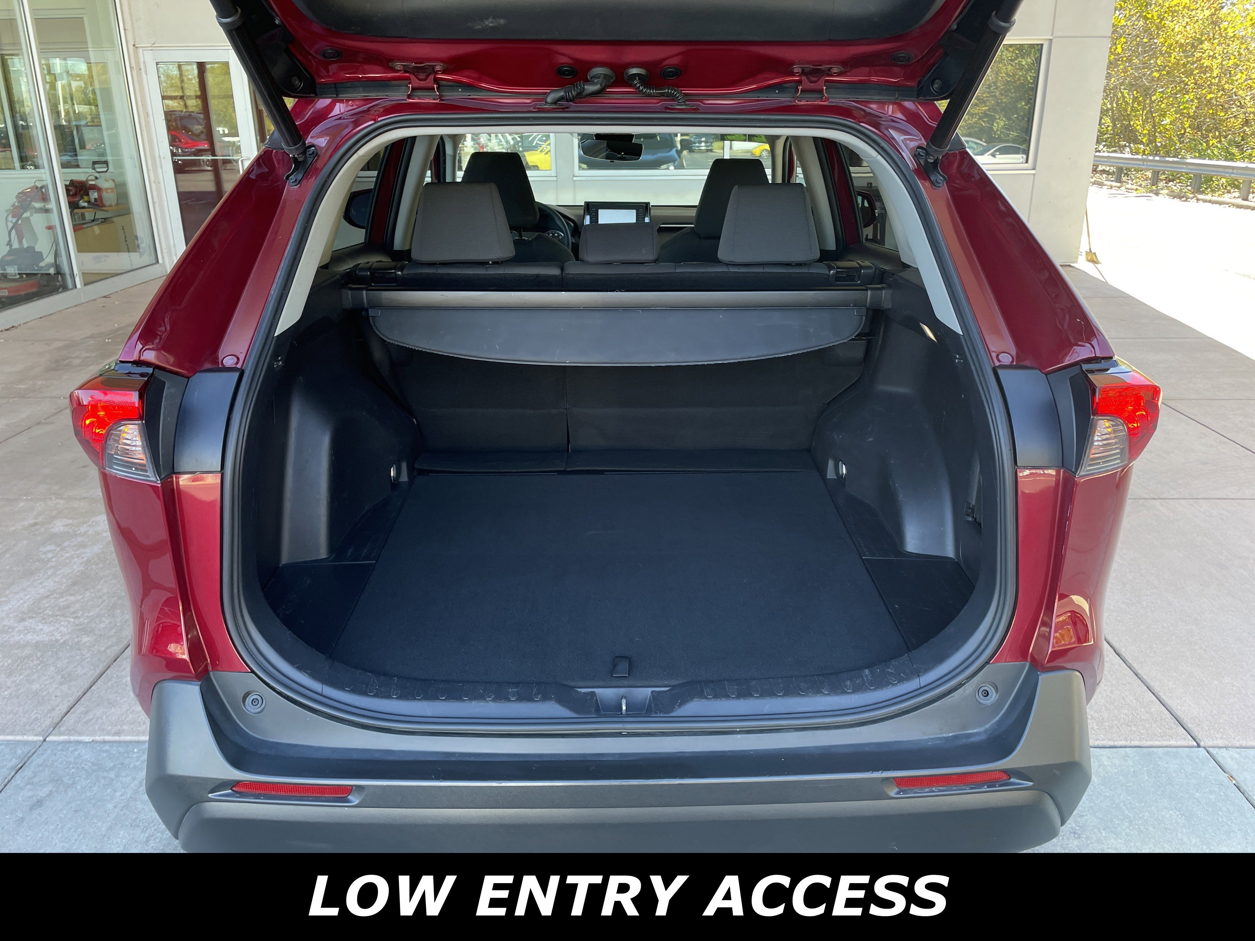 Used 2022 Toyota RAV4 XLE w/ Convenience Package image 24